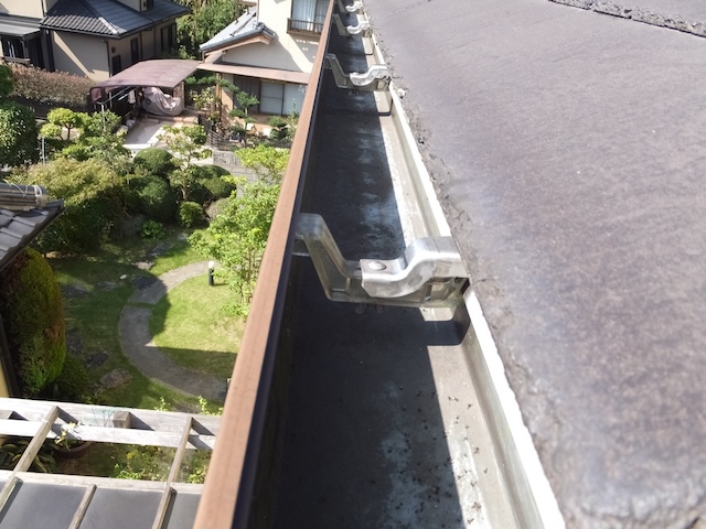 尾張旭市にてスレート屋根の点検を実施・雨樋を中心に調査した結果、ゴミの詰まりを確認いたしました